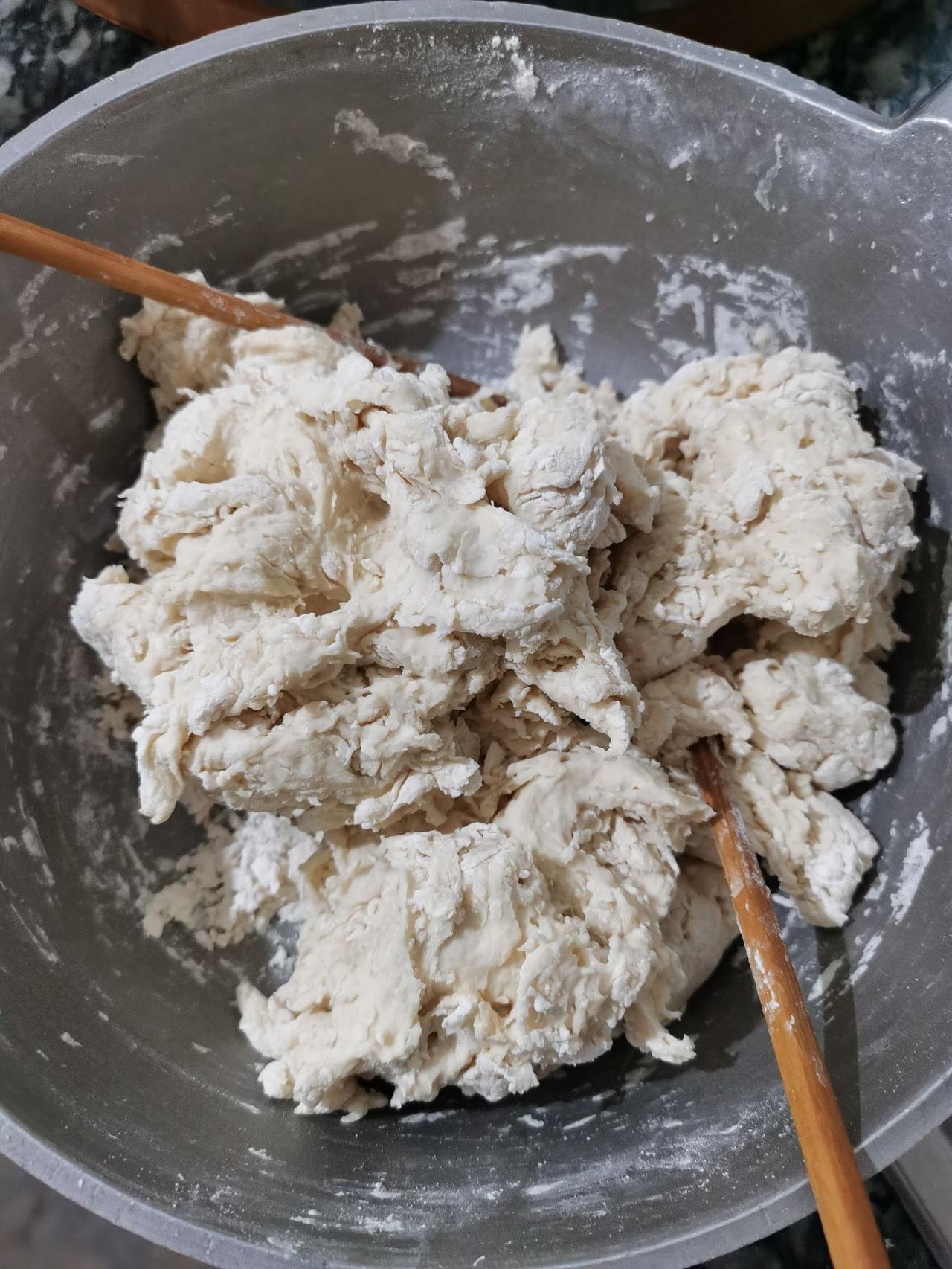 你们不要扯了，面疙瘩和面搭子差别不大。都是面粉最纯粹的吃法。先把灰面多加一些水，