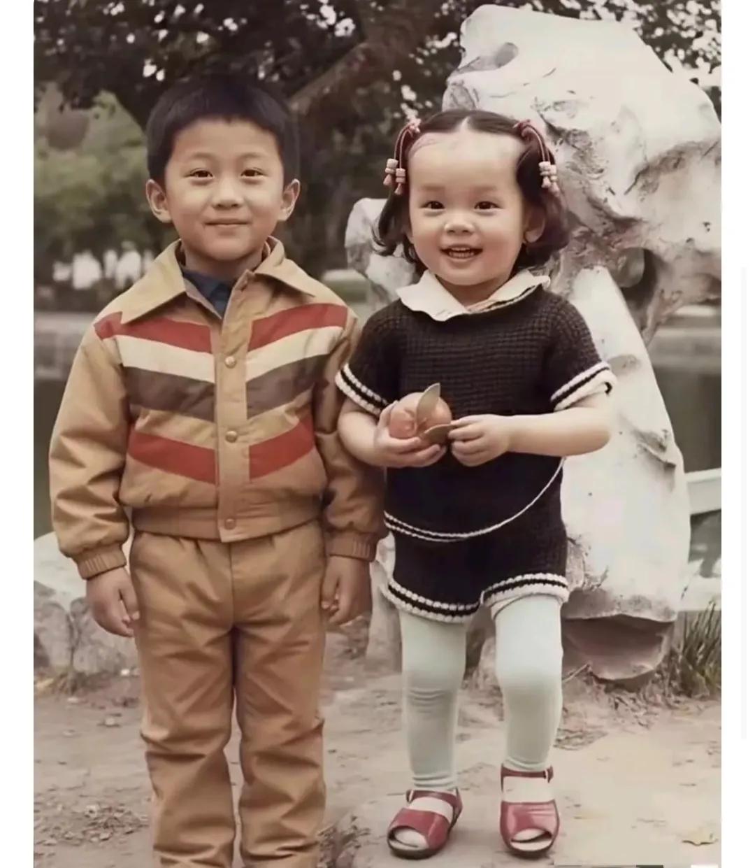 邓超与孙俪小时期便透着灵动与纯真。邓超眉眼间满是俏皮，笑容灿烂似阳光；孙俪则如精