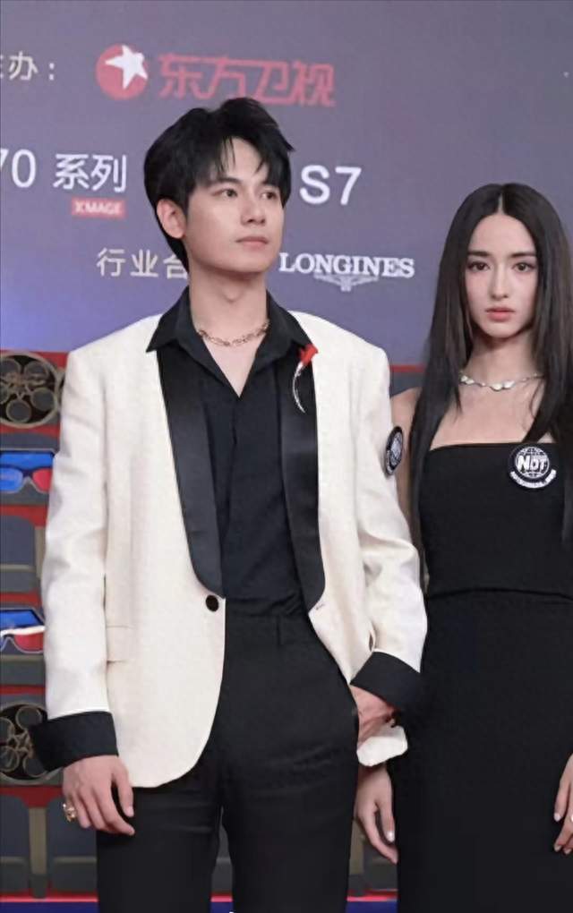 胡先煦李宛妲一前一后回家，疑买房同居，这俩藏了两年了