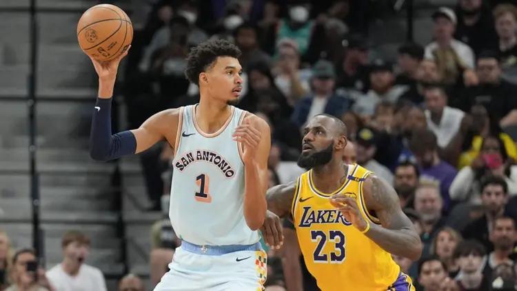 文班亚马这两年肯定夺冠，不在明年就在后一年。文班是NBA罕见的欧洲顶流巨星，覆盖