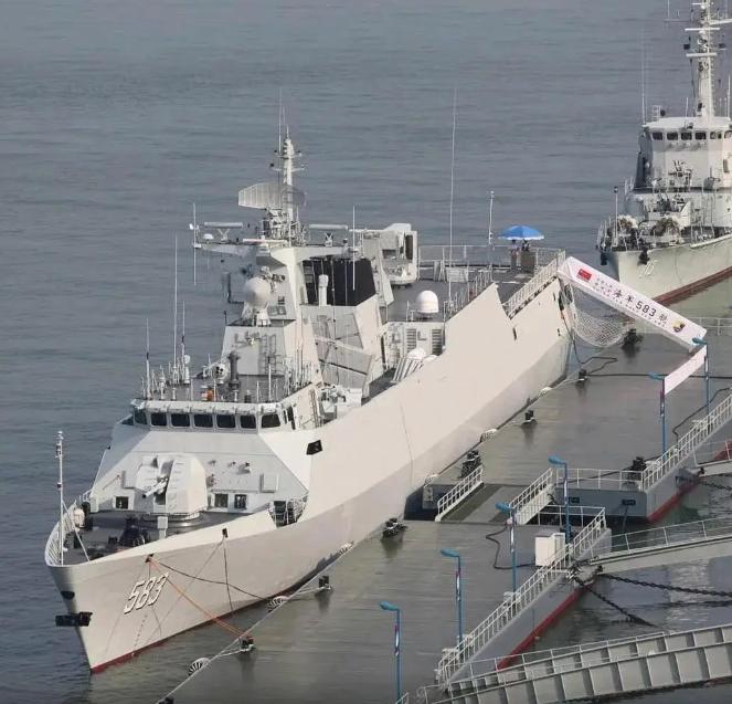 中国海军堵门亮剑！054A护卫舰直抵菲律宾家门口！
 
2026年9月27日，中