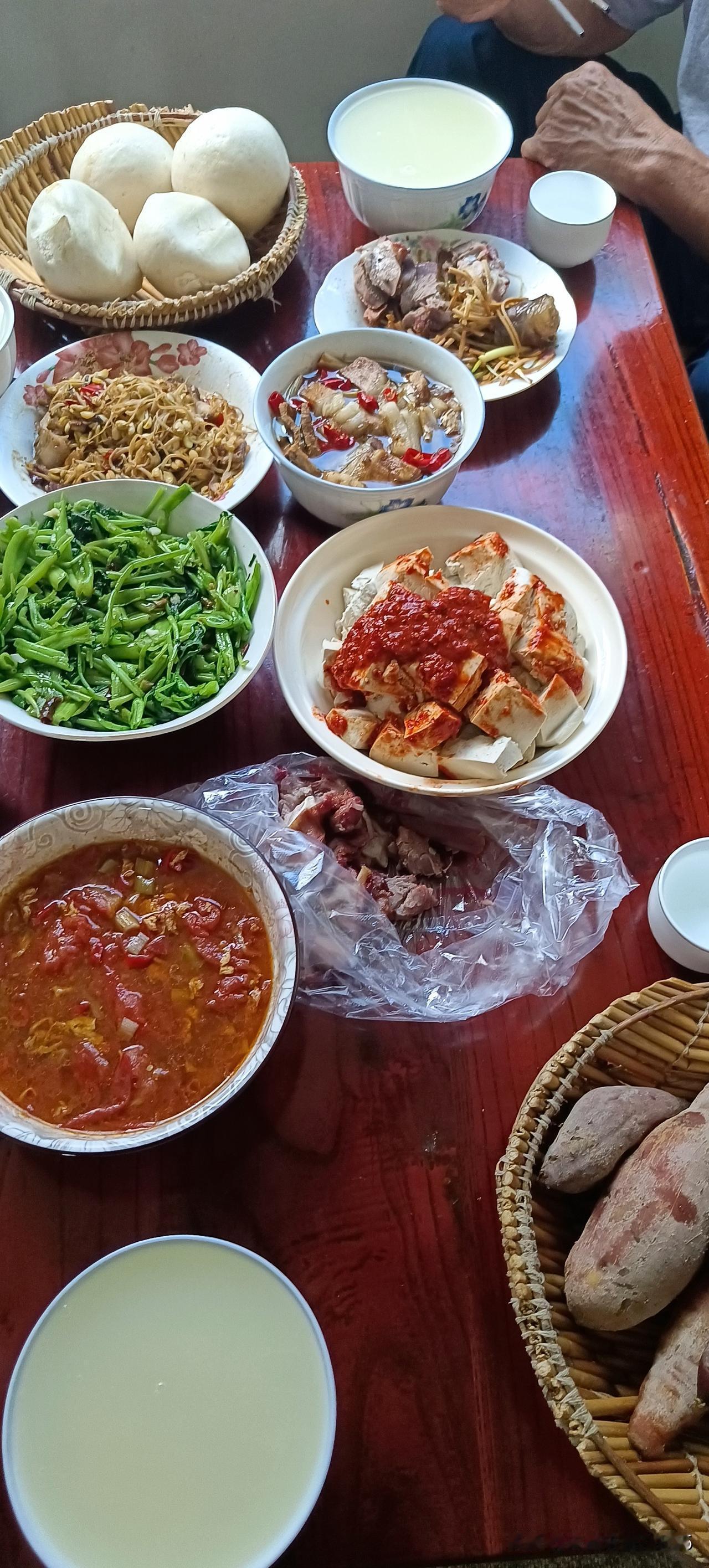 还是有老婆婆好。
今天婆婆打电话让我回家吃饭，四五天没回婆婆家了，婆婆可能想我了