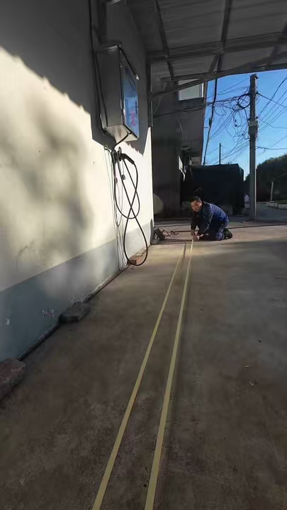 新手停车难售后驱车50分钟上门画线新手倒车忙的竟是售后师傅谁懂！新手被车位虐哭，