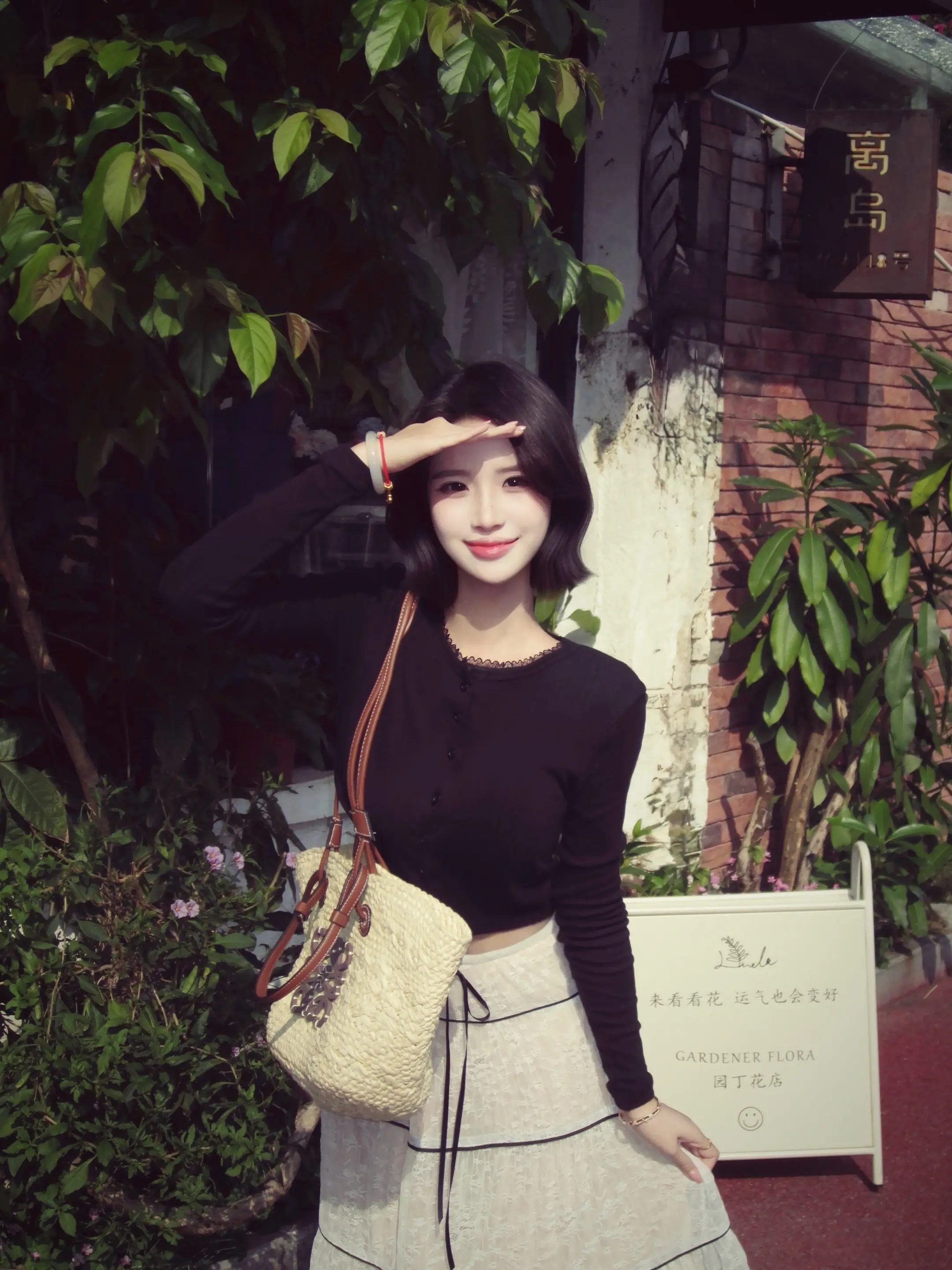 世界上很多东西都可以靠努力争取，唯独拥有一个有情有义的爱人需要很多运气