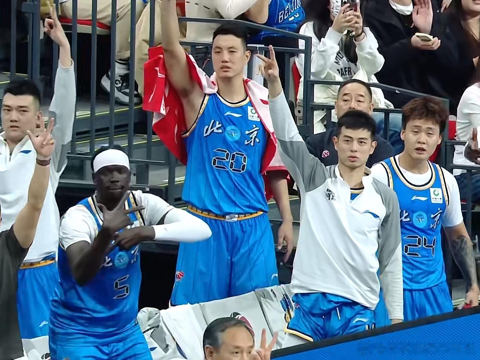 当球队打穿新疆男篮时，替补席所有人都在庆祝唯独赵睿没有庆祝赵睿对新疆男篮还是有感