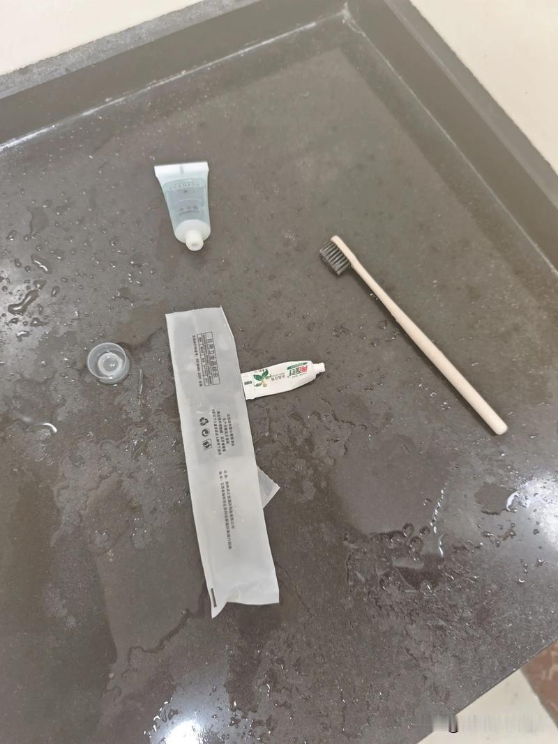 看包装——拒三无
正规牙刷包装印刷清晰，须标注生产厂名、厂址、执行标准（GB 3