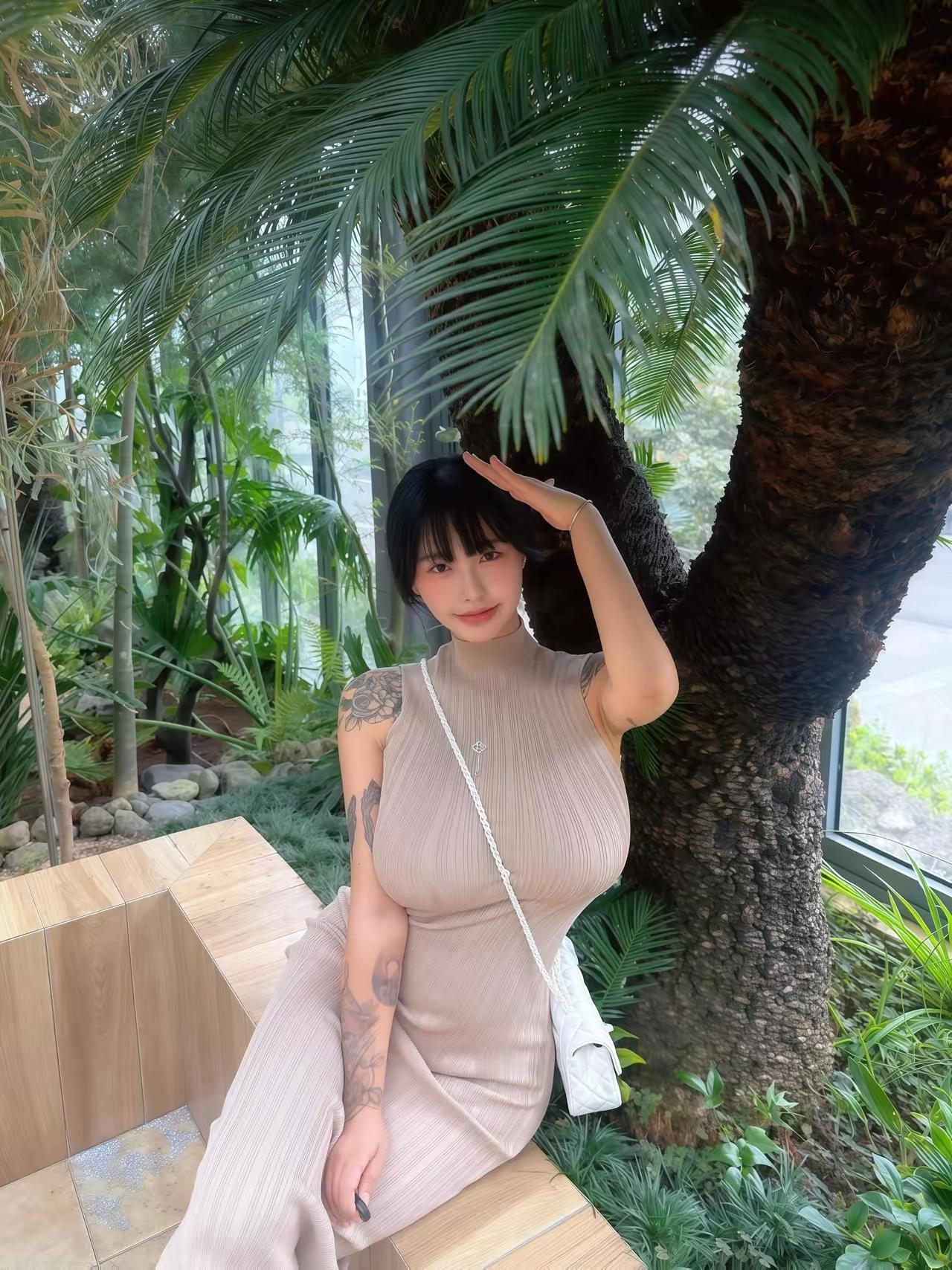 热带风情度假照，棕榈树下的优雅时光
