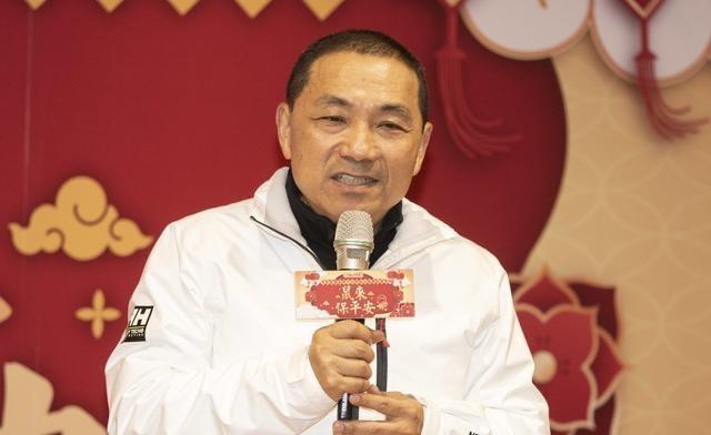 这家伙是个尴尬的存在
政治人物很讲究人气和人缘
他是姥姥不疼舅舅不爱
这或许跟他