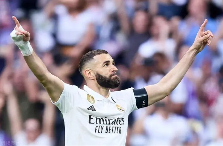 卡里姆·本泽马出生于1987年12月19日，是一名法国职业足球运动员，司职前锋。