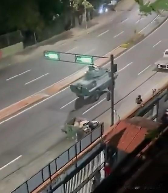 今天面对美军夜间发动的突然打击，委内瑞拉首都拉加斯加的一辆军用轮式装甲车，快速从