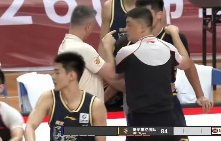 广东宏远与澳洲俱乐部热身赛爆发冲突！朱芳雨粉丝群直呼这4.9元花得值！
在比赛快