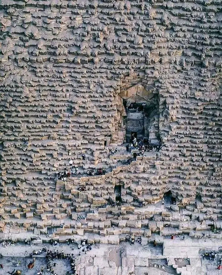 站在大金字塔巨大的入口前，真的令人惊叹不已。难以想象数千年前建造它的规...