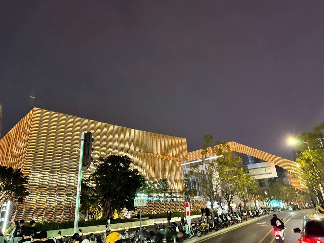 打卡深圳市图书馆北馆，晚上还是挺好看的～  