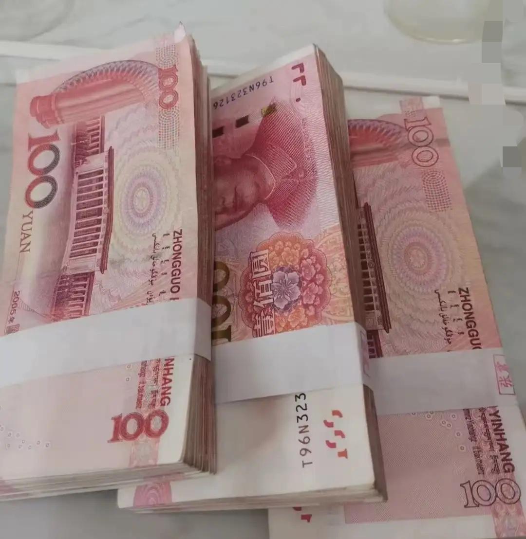 半年了，工地终于结工资了！
老公在工地干活，一天350块，包住不包吃。年初3月份