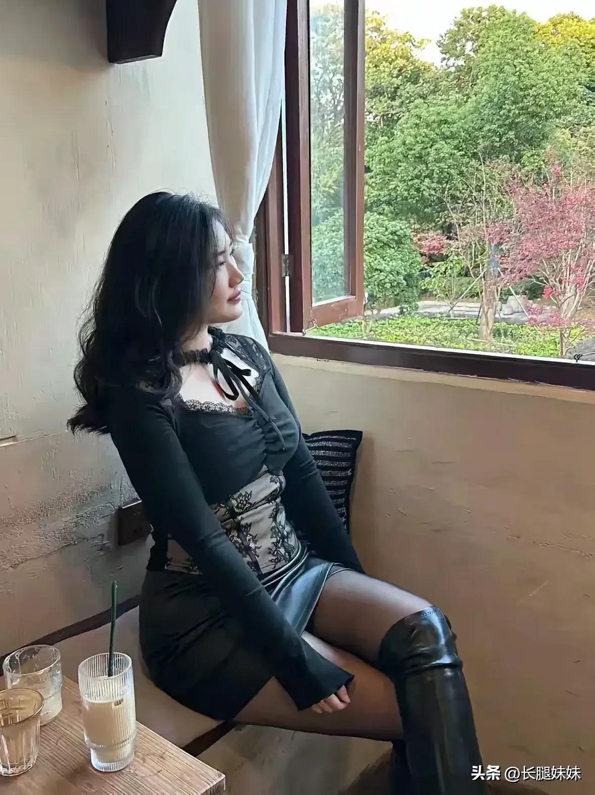 复古黑裙与现代咖啡馆的完美融合，静享午后时光。