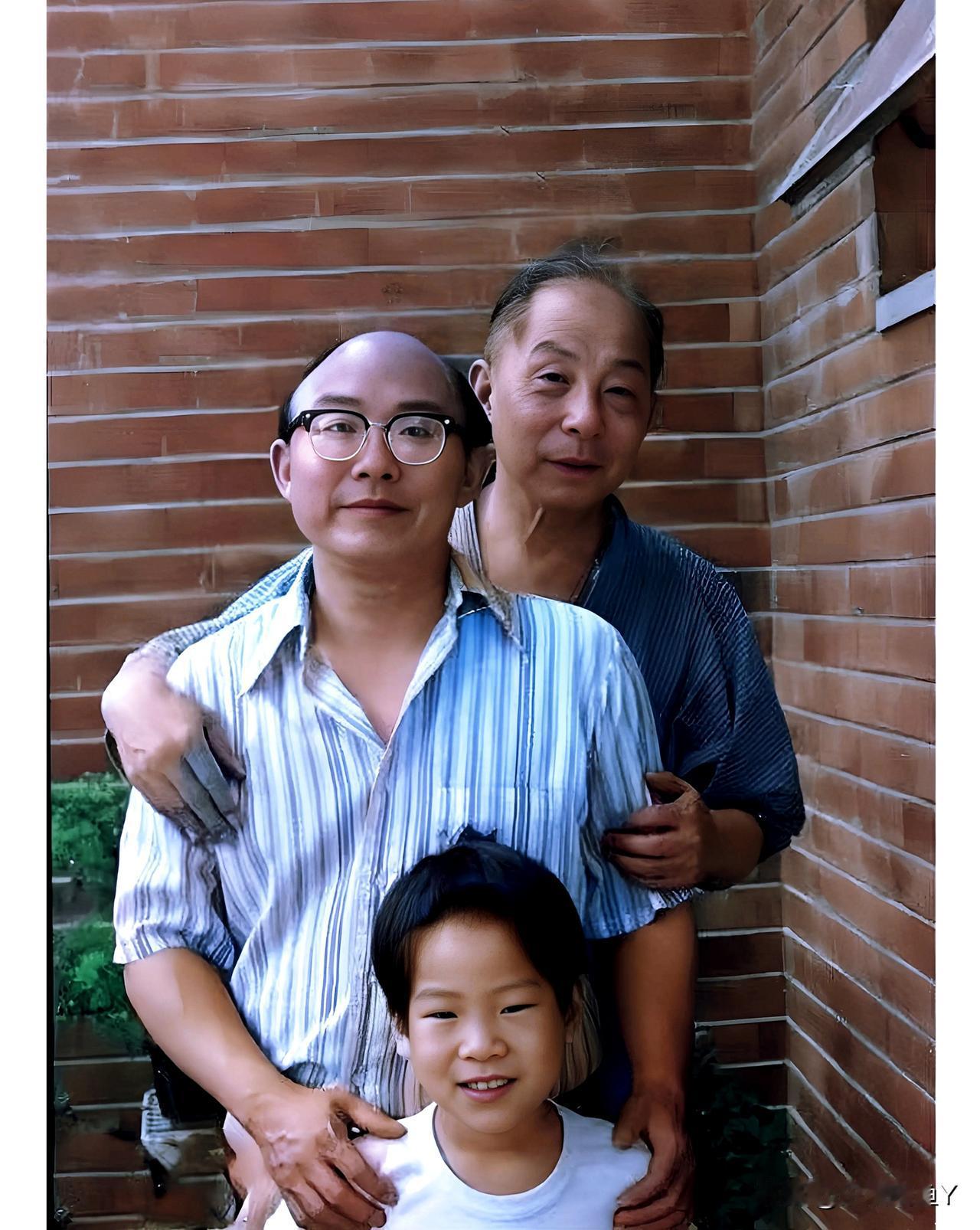 一九七五年，台湾，张学良幽禁期间与他的儿子张闾琳、孙子张居信的珍贵合影。这并非演