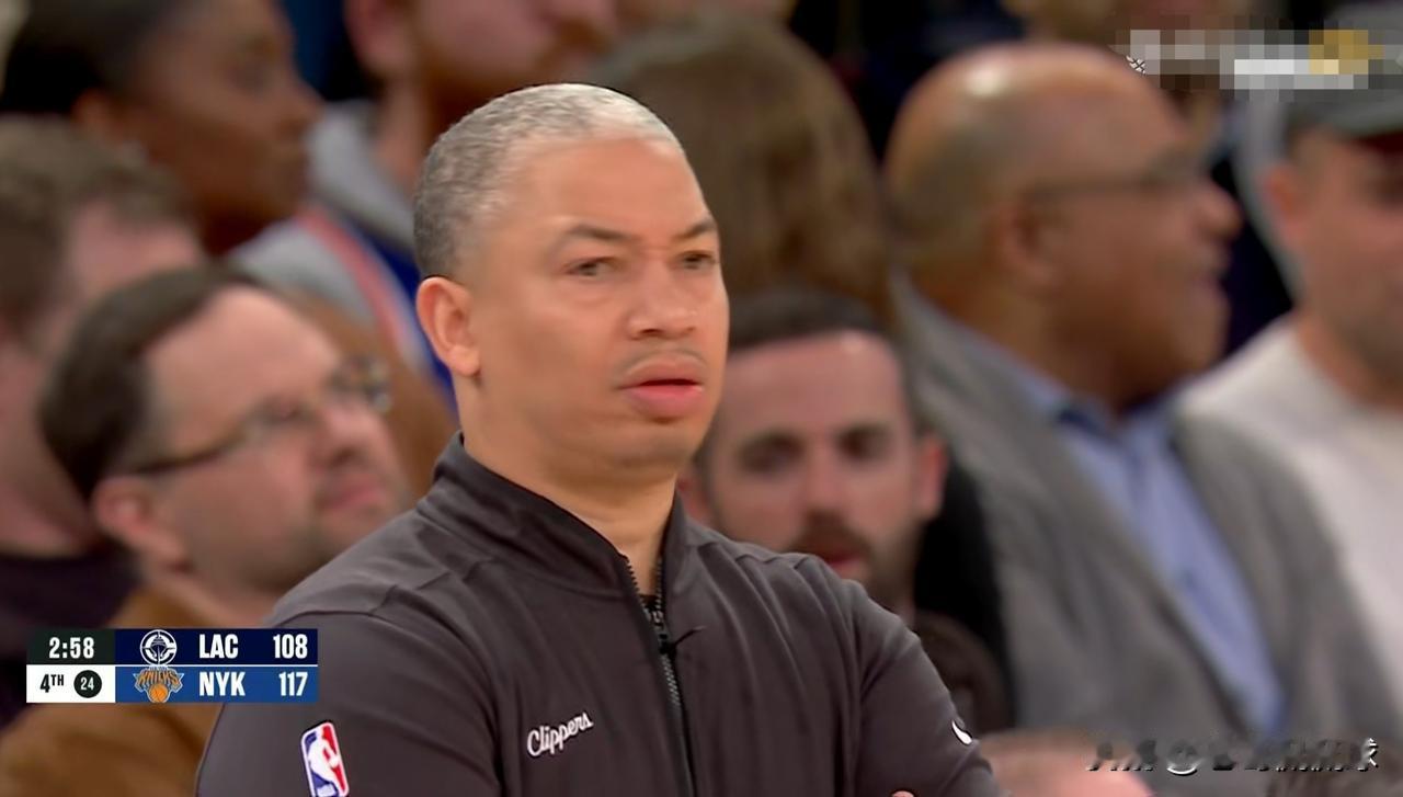 快船主帅泰伦-卢真是太迷茫了！在今天快船客场挑战尼克斯的比赛中，当时比赛进行到了