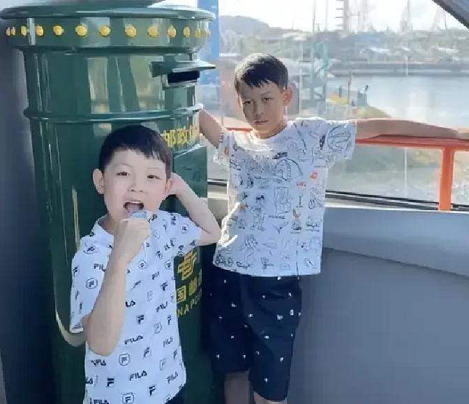 王皓两个儿子不同姓，背后真相令人沉默。
一个叫王乾洲，一个叫闫轲云。
外人看，像