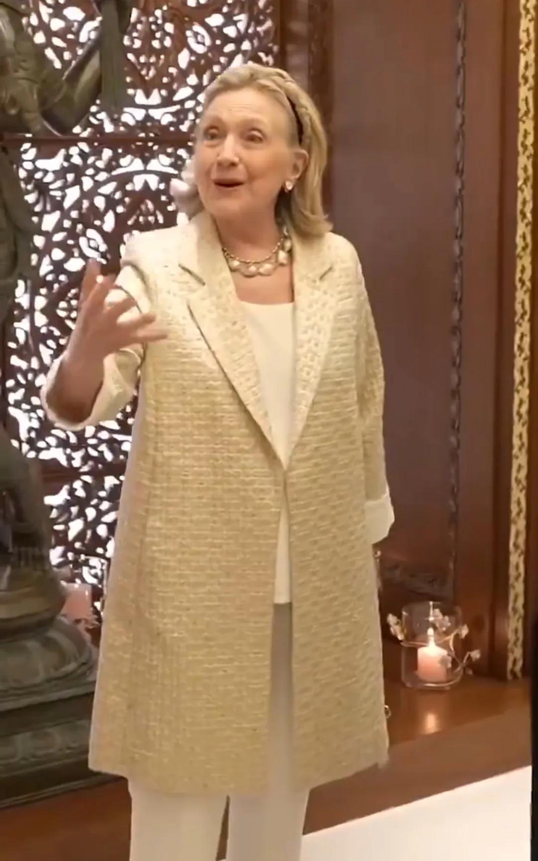 美国前国务卿希拉里到访了印度首富安巴尼家族，兴致盎然地参观了这个家族价值20亿美