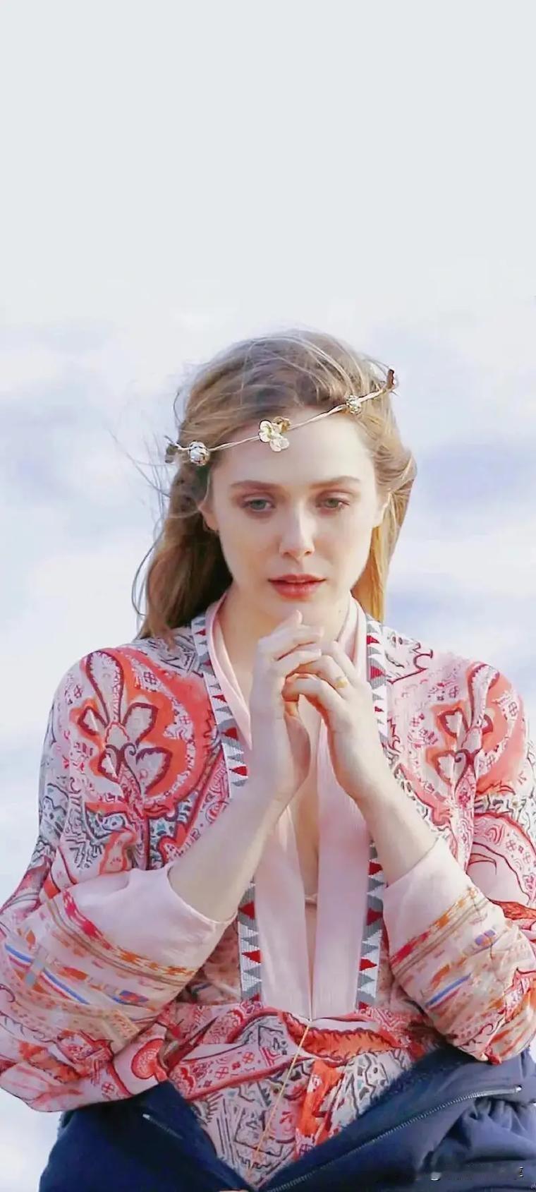 绯红女巫——伊丽莎白奥尔森。
在漫威世界里可是相当带感。她本名旺达·马克西莫夫，