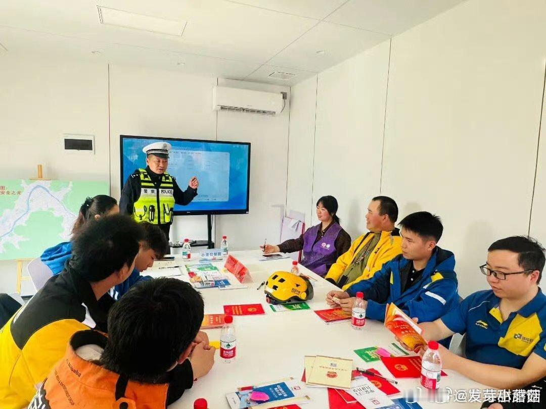 台州小哥圆桌会把烦心事变成治理金点子 近日，台州三门。在海游街道“城市暖新驿站”