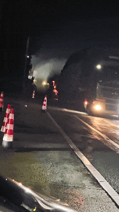 邵阳这起事故太让人痛心了！小客车起火后竟被大货车拖行近8公里，客车司机最终不幸离