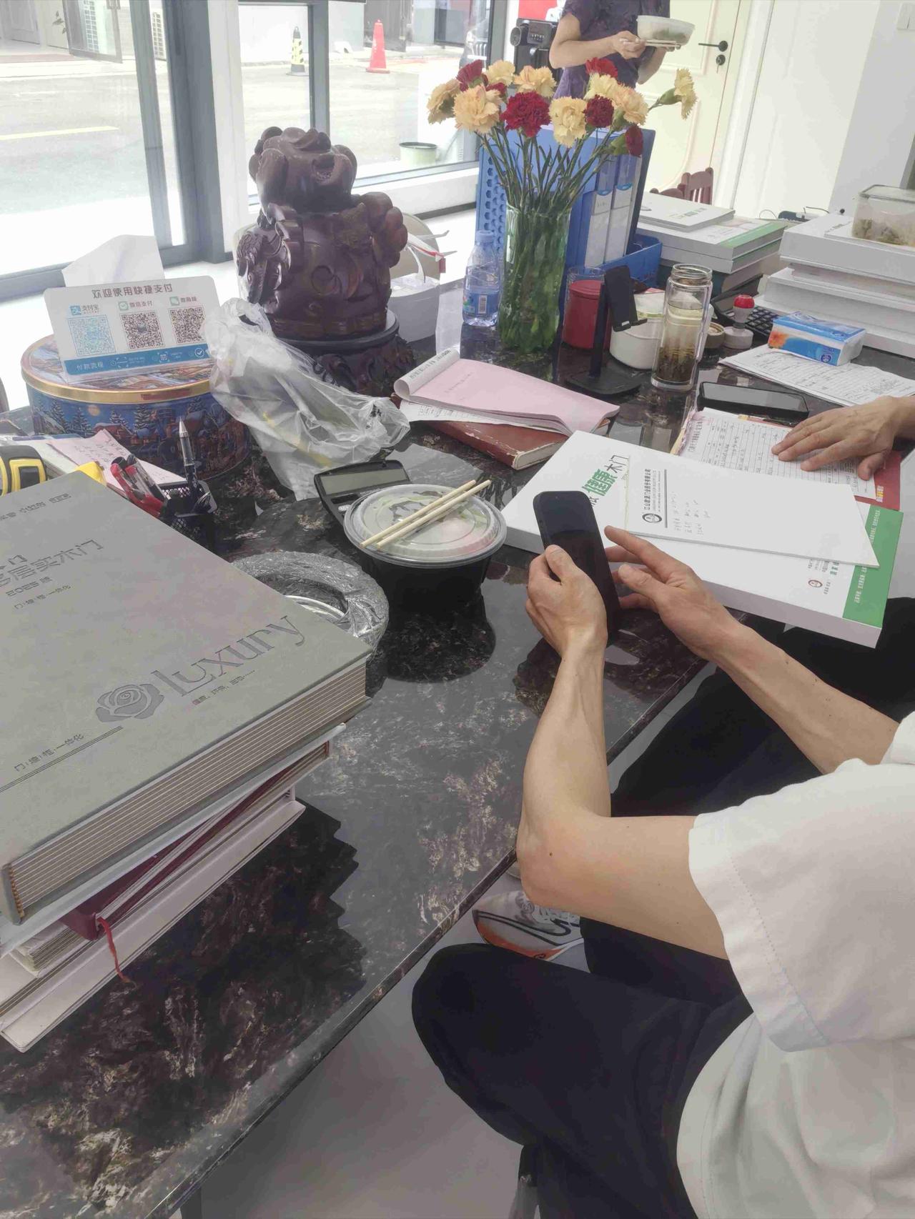 中午12点，店里来了一个买门的客户。老公和他谈了快一个小时的时间，单子也写好了，