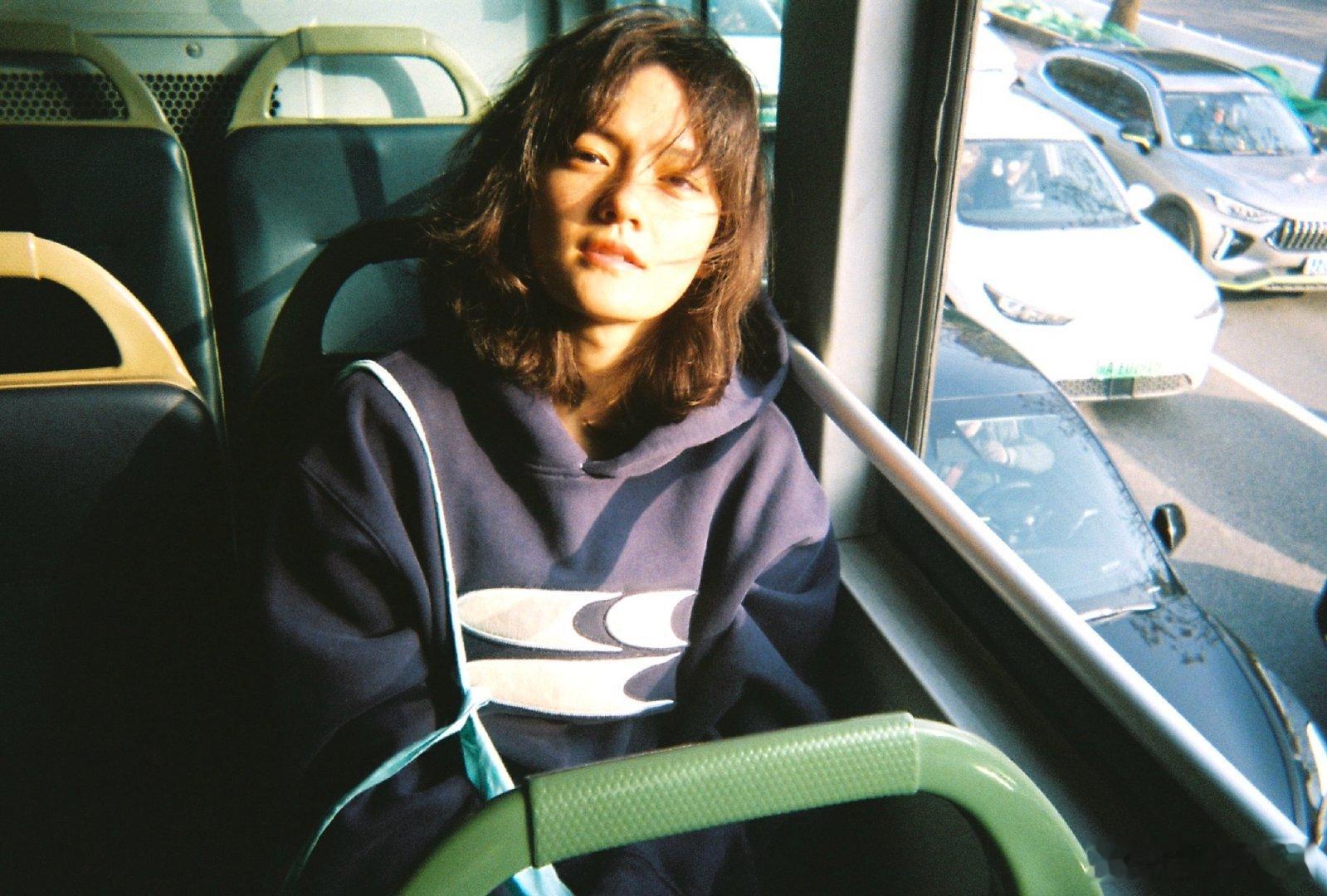 文淇公交车随拍来啦！坐在公交车后排的 ，青春氛围感一整个拉满啦~ 