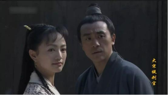 1997年，何冰和多年不见的女同学李海洋吃饭，李海洋却突然说：“我都29了，还嫁