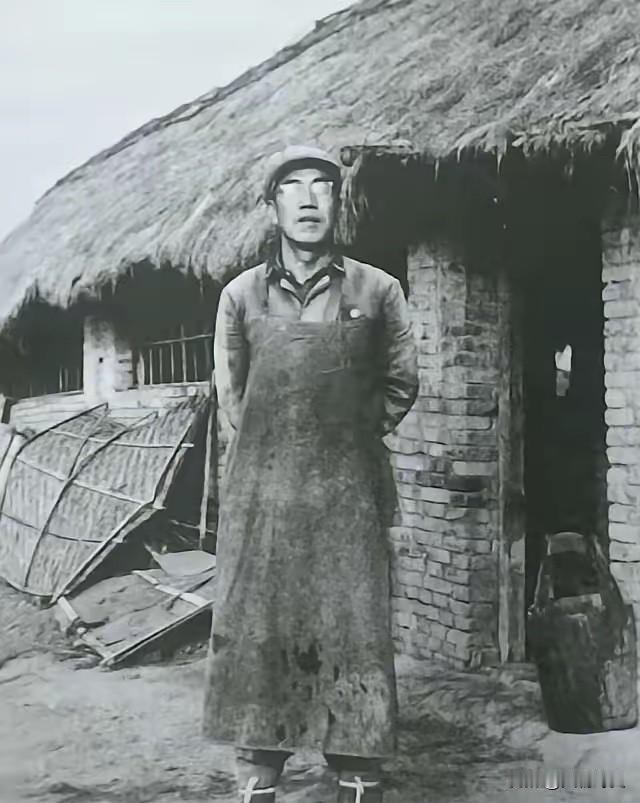 1947年，一个地主，半夜摸进柴房，对着一个被捆着的地下党，不说废话，匕首“噌”