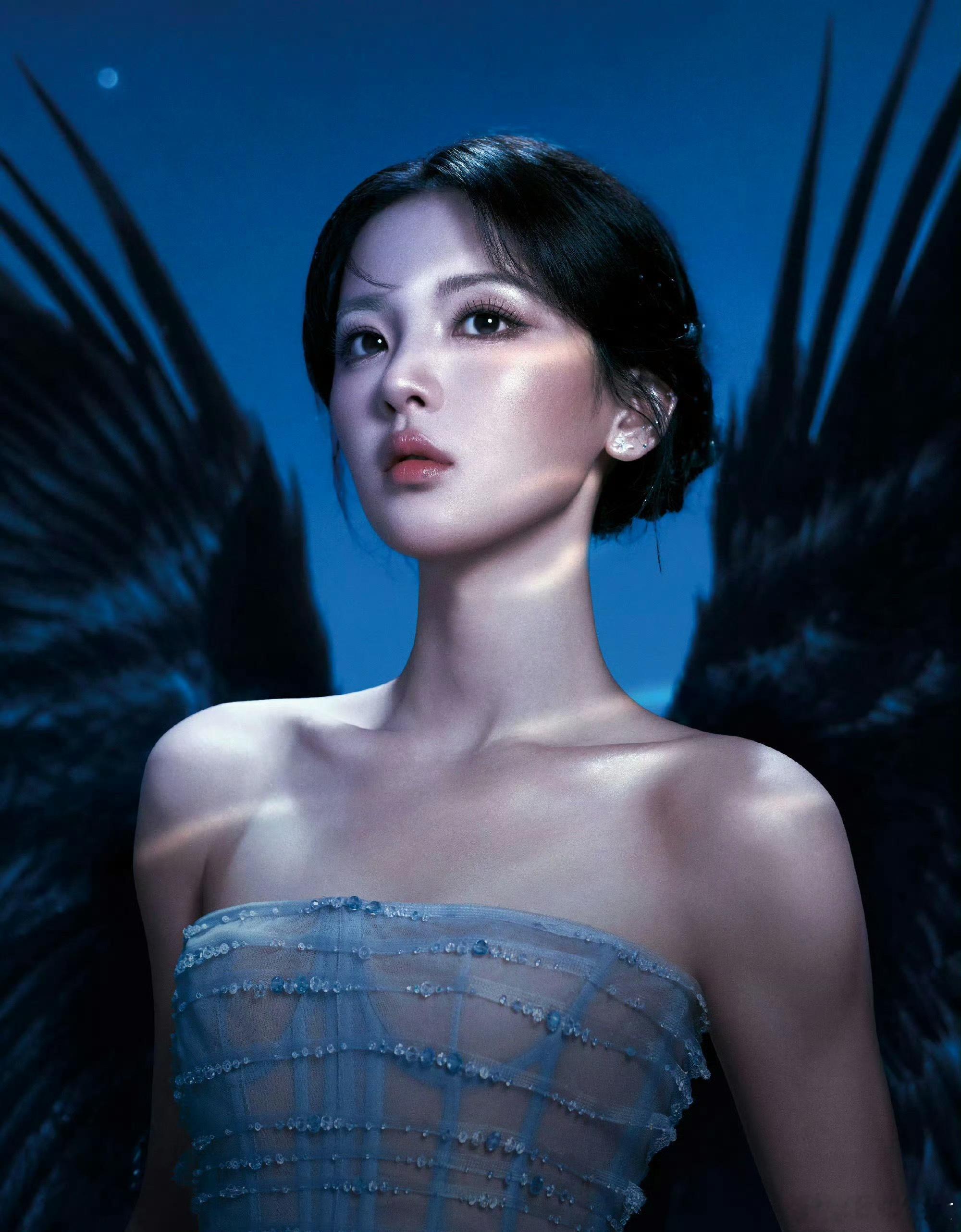 杨超越28岁从出神图开始刷到杨超越今天生日发的这组暗黑翅膀大片了，妈呀这也太绝了