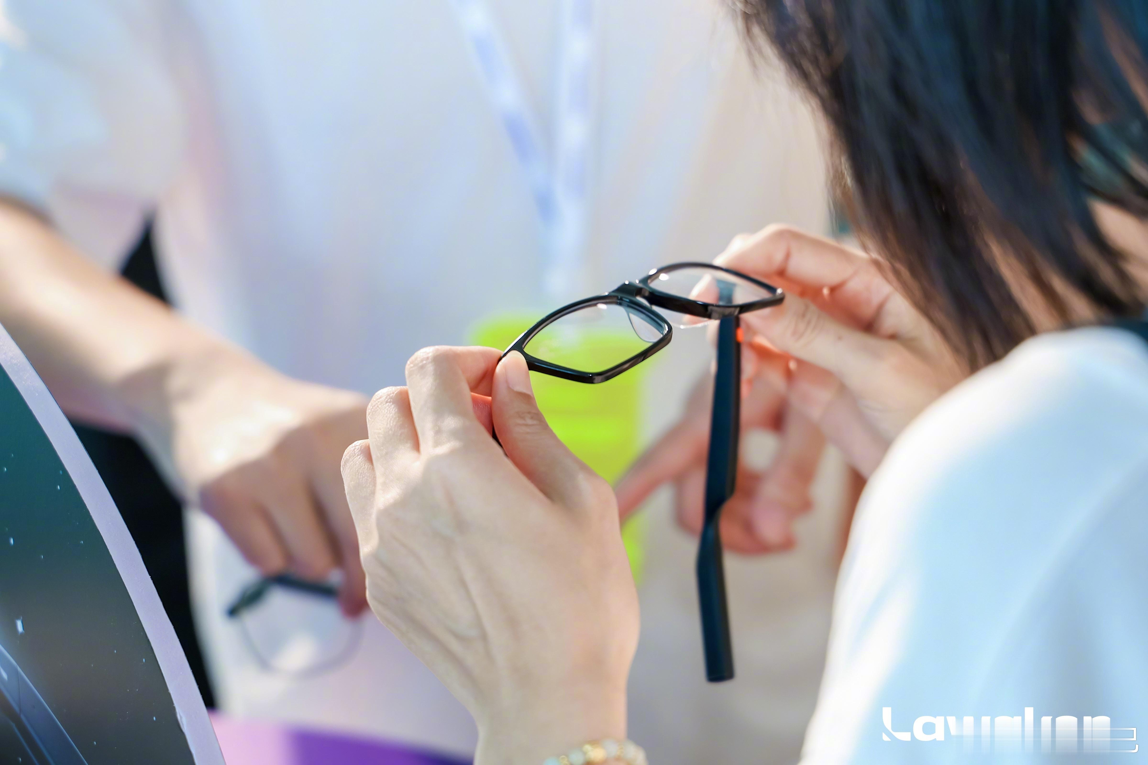 李未可 AI 拍摄眼镜👓新品现场，耳机🎧+相机📷+AI 语音助手🤖我只好