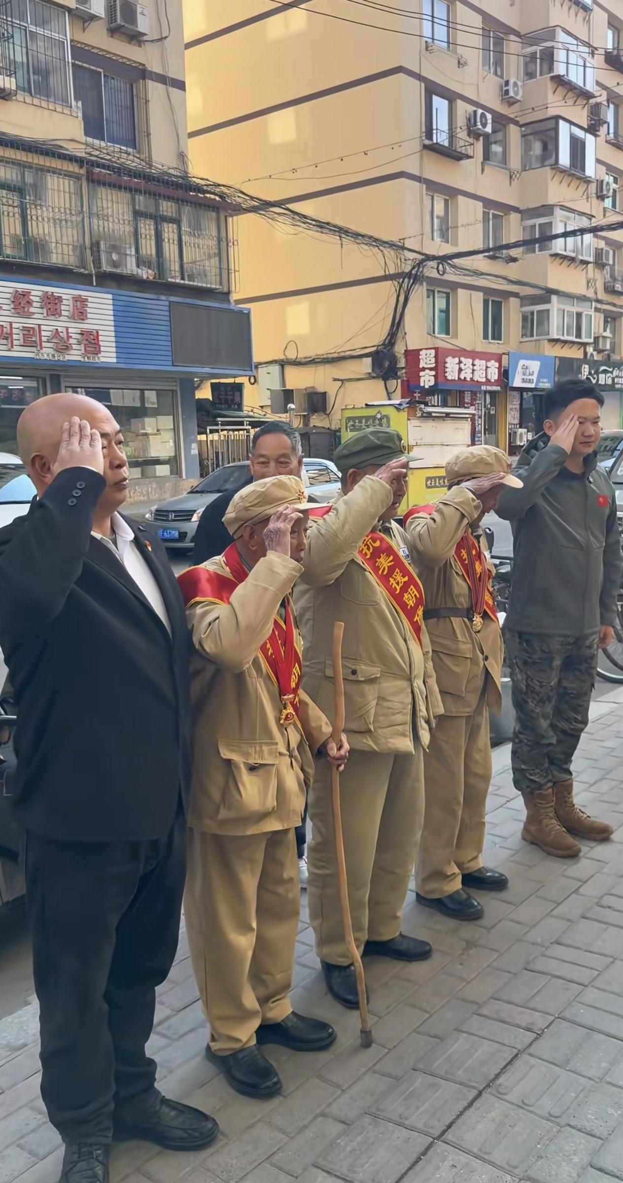 “老人家能来小店吃饭，是我们的荣耀！我们现在的幸福生活，都是他们用生命换来的。”