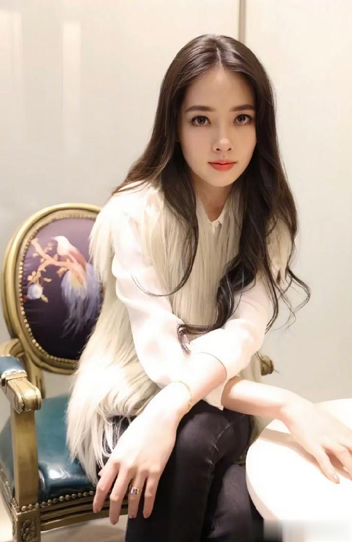 郭碧婷生完孩子像变了一个人。

身材发福不说，就算有保姆带着孩子，自己也不会在意