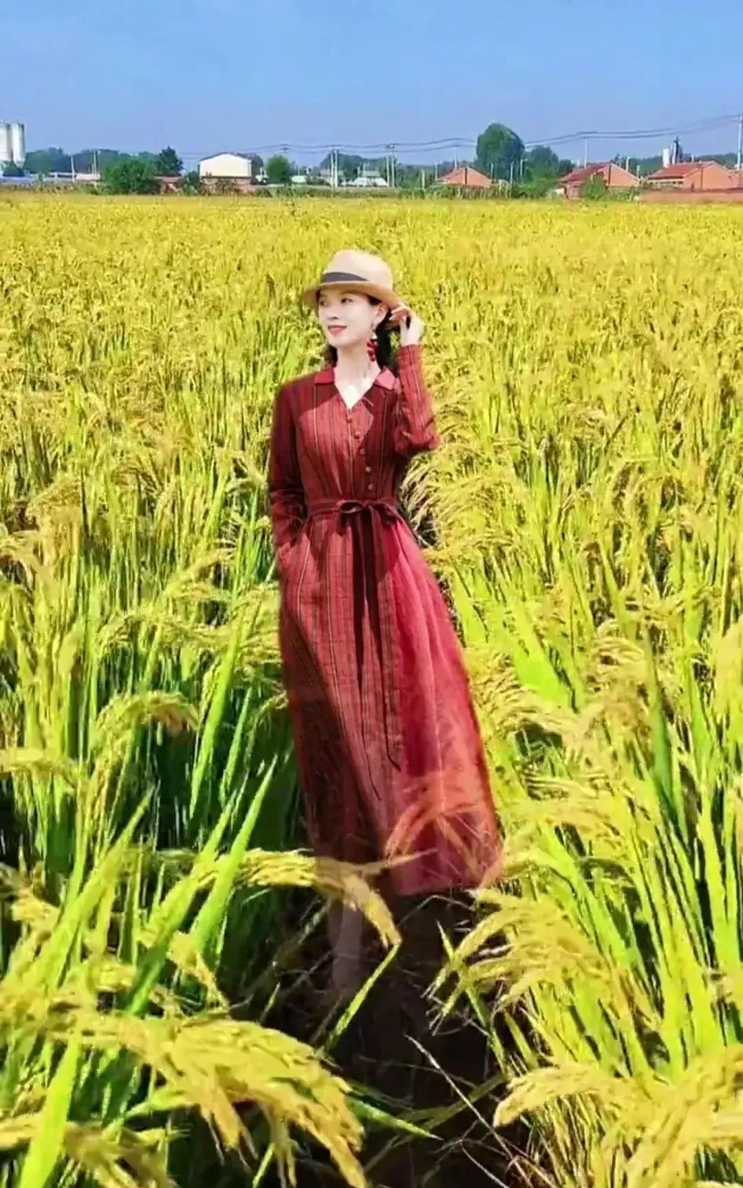 红妆·田间女郎

文/熏墨
烈焰红妆映田湾，稻谷澄澄缀罗襟。
草帽绣锦生华彩，玉