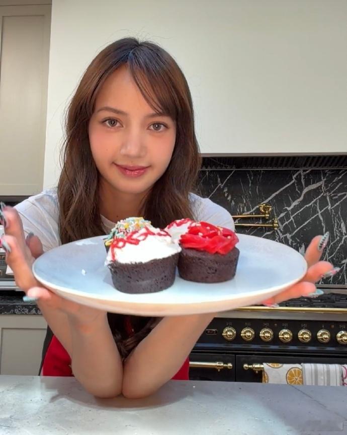 lisa根据自己的秘密恋爱创作的dreamlisa自爆有过一段秘密恋爱 ​一边是