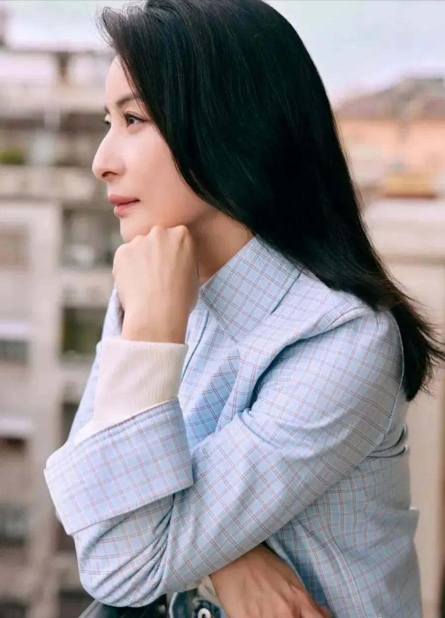 比赛时，她专注认真，勇往直前，有一种舍我其谁的自信和霸气。拿下无数辉煌的成绩！退