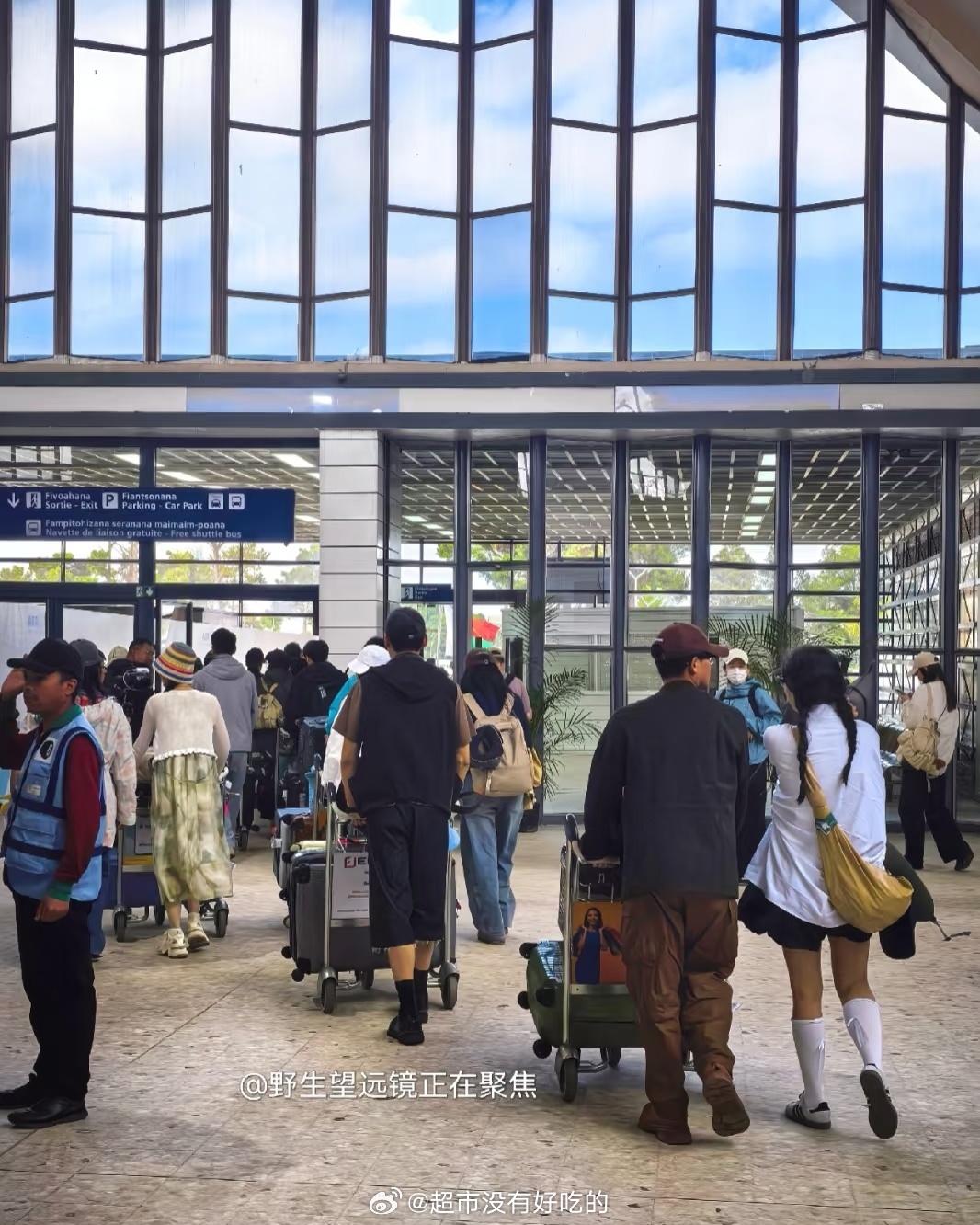 龚俊花少7出发埃及路透 背影好优越哦 ​​​