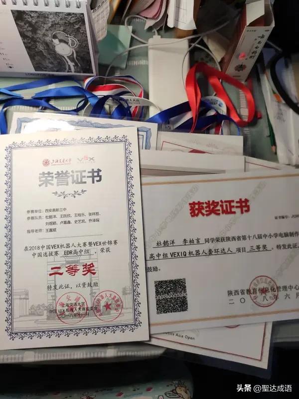 别人埋头冲刺高考，这群超级中学生早已提前通关。竞赛学霸手握清北保送通知，少年创作