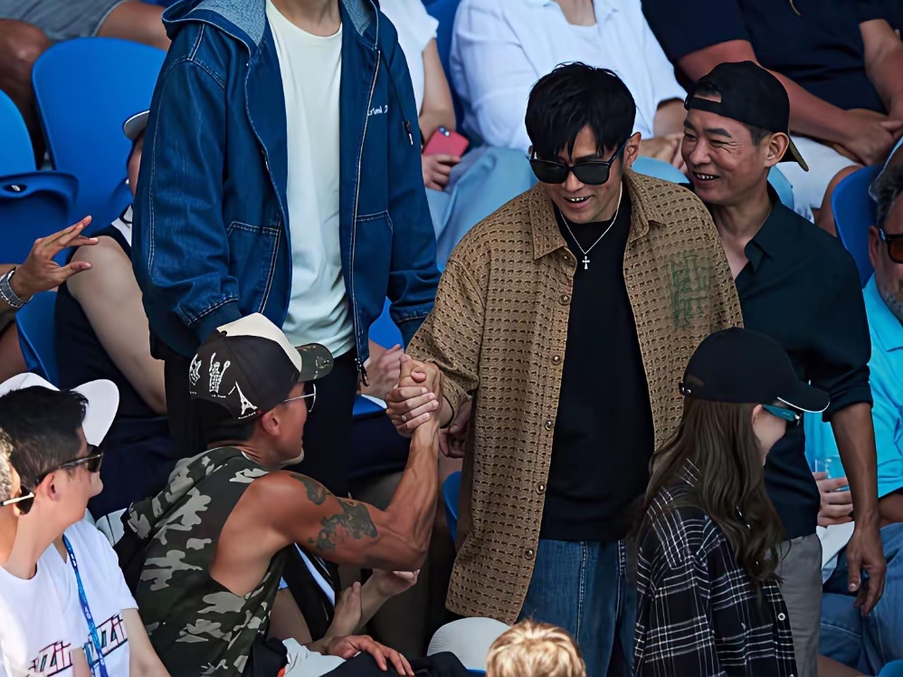 周杰伦夫妇和吴尊夫妇在澳网看球，他们应该是娱乐圈最爱网球的明星了吧！一年要看好多