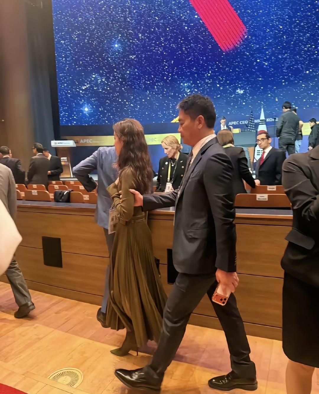 章泽天32岁了，从校花变成了孩子的母亲，也正在变成一位成熟而睿智的女人。

刘强