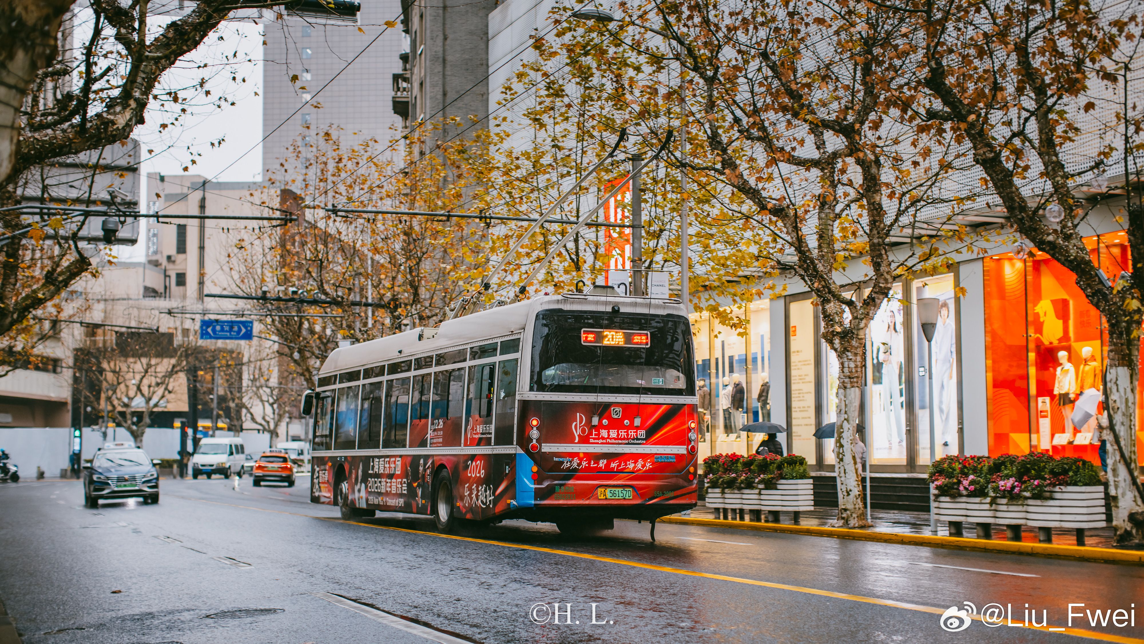 两部“乐来乐好”都破了相贴着上海爱乐乐团相同广告的23路0068号和20路200