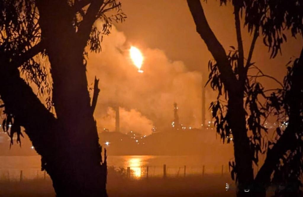 澳大利亚维州炼油厂突发爆炸，火光冲天！供应全国近一成燃油

周三深夜，维州 Vi
