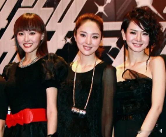 她们三人早年同框，谁更有气质？
唐嫣1983年，身高172
董璇1979年，身高