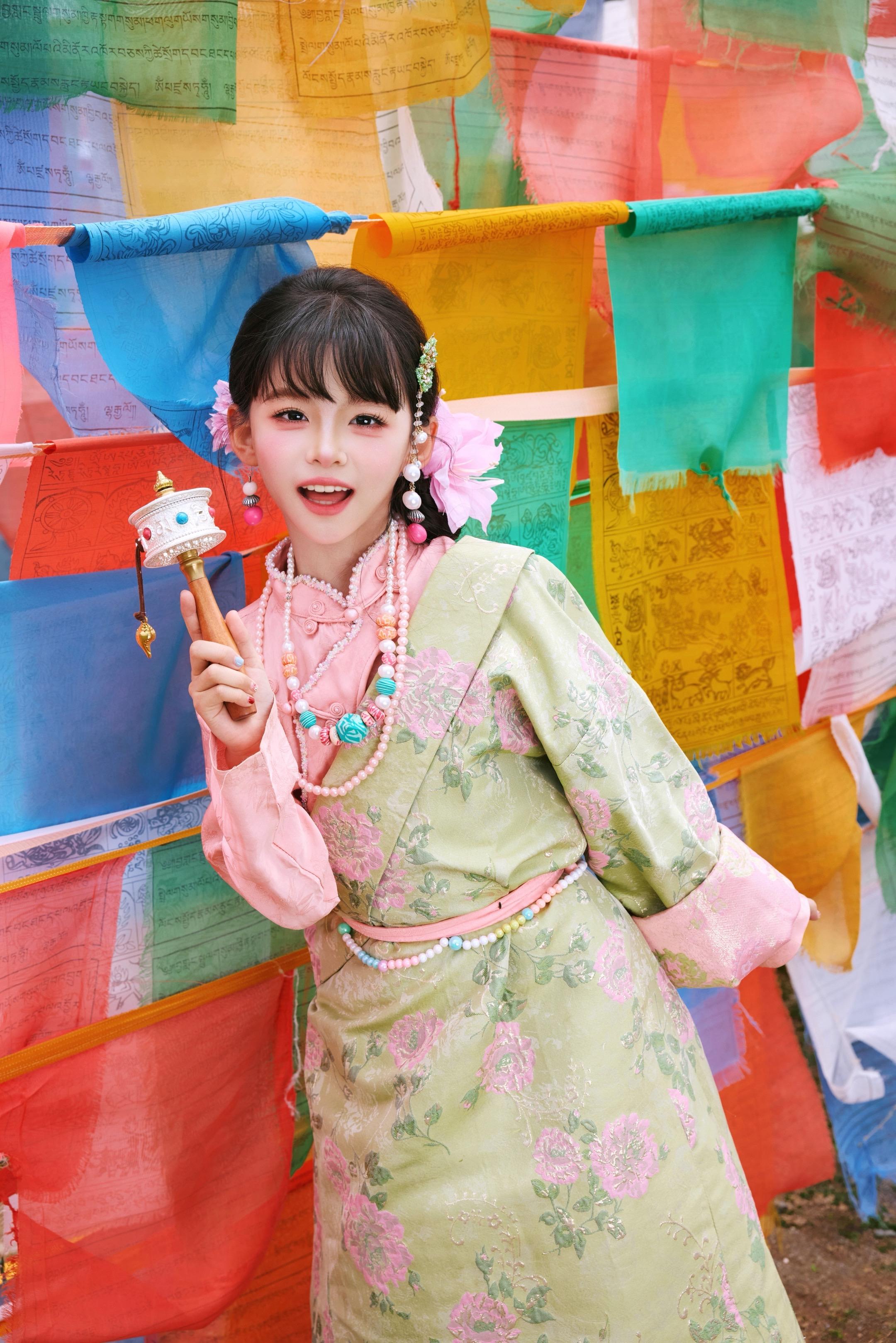 来香格里拉抱小羊啦。