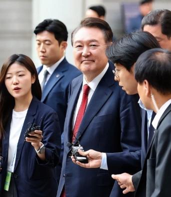 尹锡悦天塌了，当地时间6月24日，尹锡悦再度传来不利消息，其妻子金建希的硕士学位