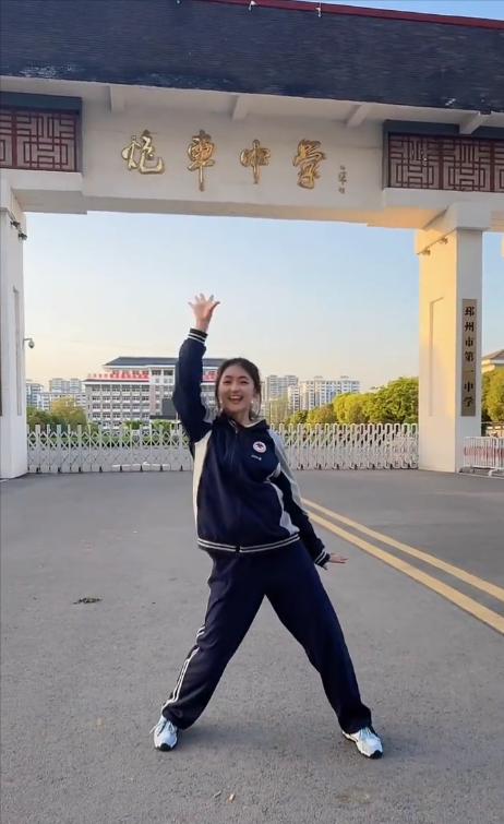 好阳光的女孩啊，舞动青春......高中生的活力与自信并存！
