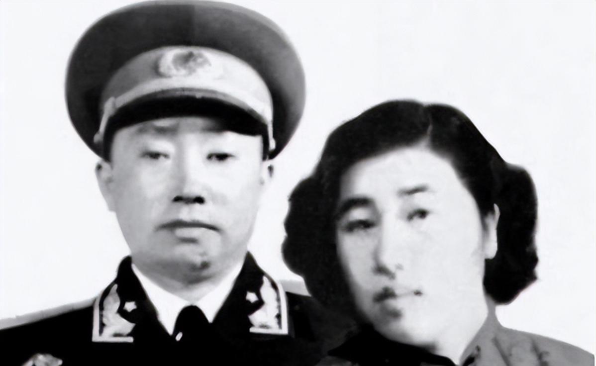 1978年彭绍辉因病去世，曾在战争中失去左臂，医生无奈劝他：你这样的情况媳妇儿很