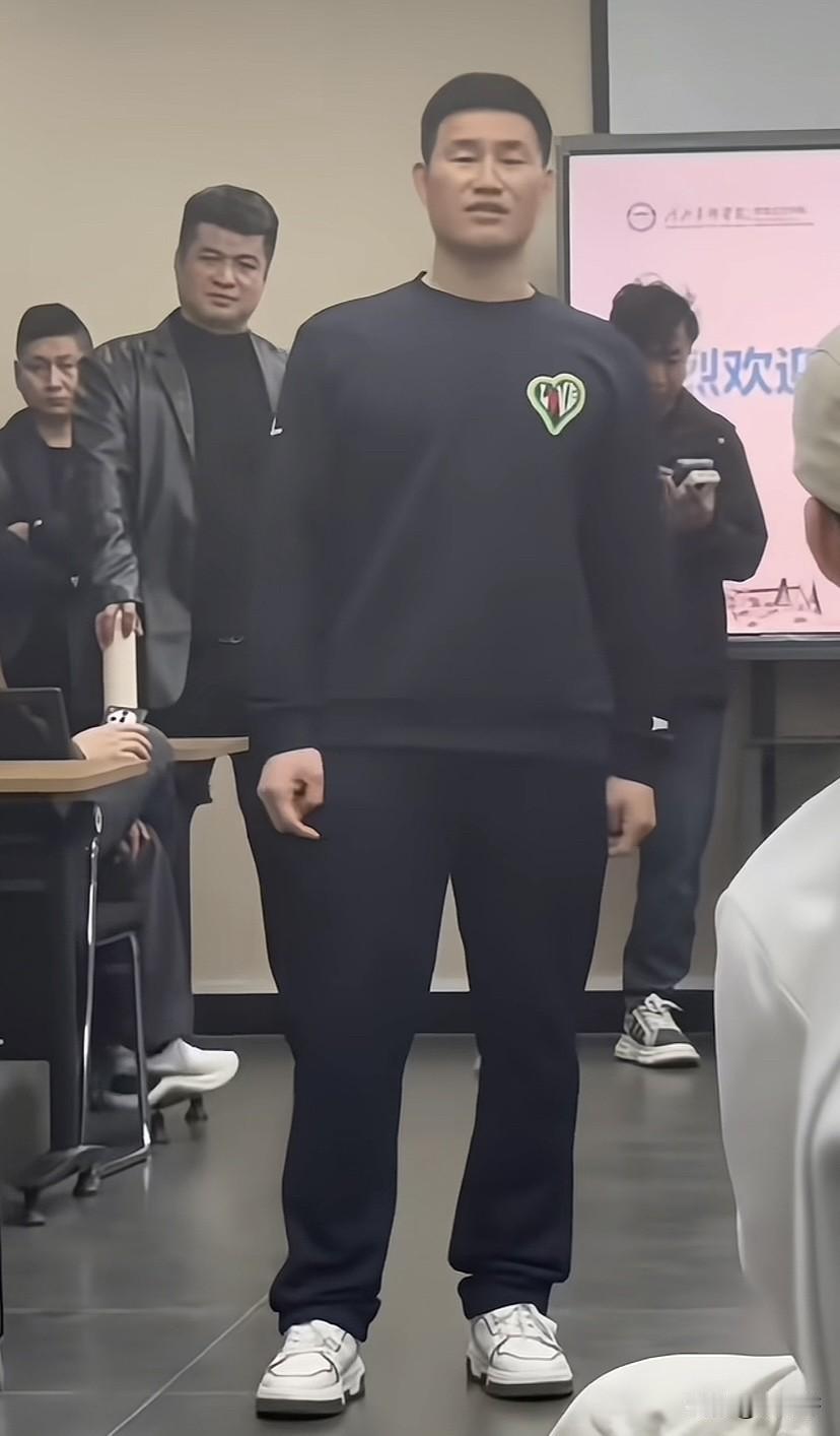 “嘎子”来石家庄了！还在大学讲课！想不起来他是从什么时候开始放飞自我了，也许是从