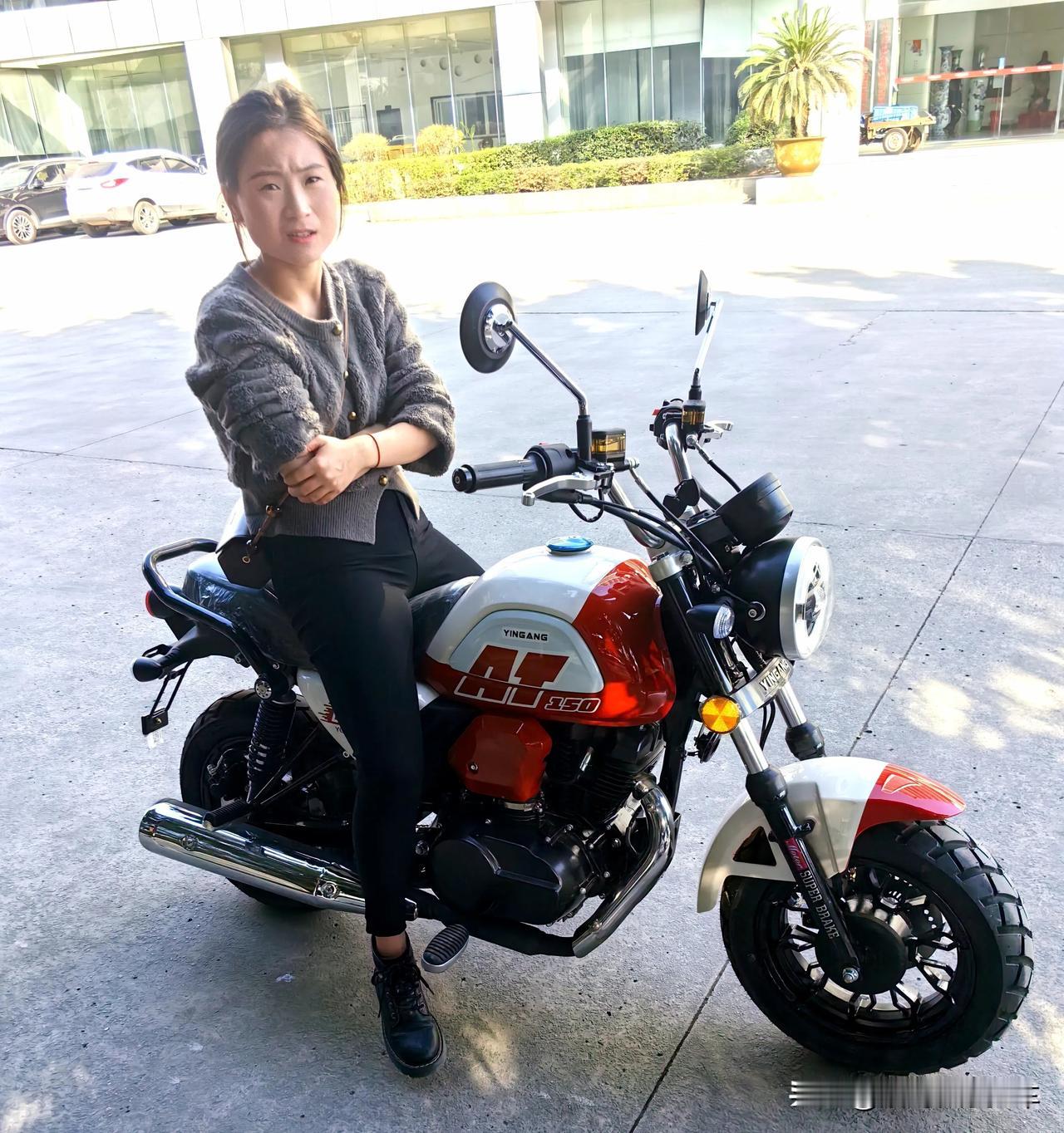 好骑不好骑试一下就知道
​新手小白没有骑过自行车
也​没有骑过电动车
​驾照软过